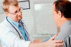 Un home con prostatite á cita dun médico