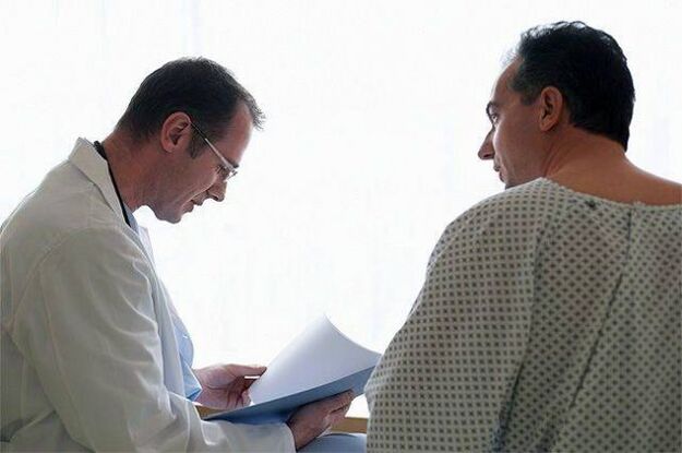 O médico prescribe ao paciente medicamentos para a prostatite